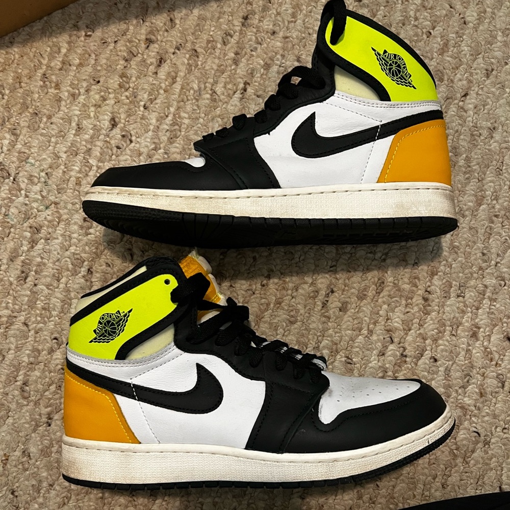 Air Jordan 1 Retro High OG "Volt Gold" sneakers